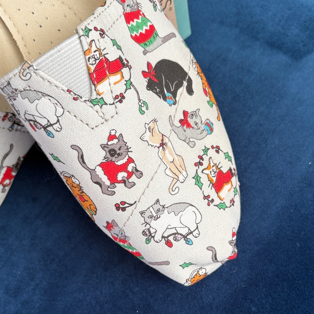 TOMS Multicolor Cat Pattern Holiday Christmas Slip-Ons Size 8.5 NWT - Picture 2 of 8